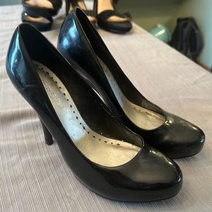 Shiny black heel